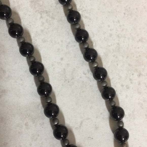 Black round with gray bead necklace - Picture 4 of 6
